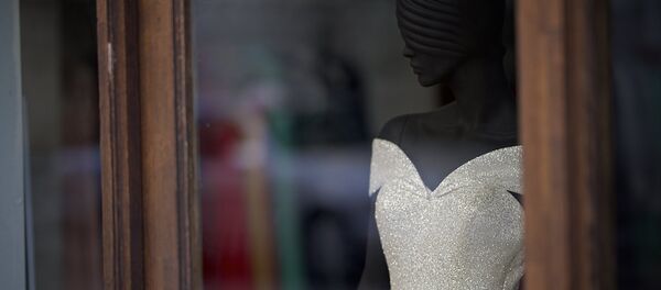 Свадебное платье на манекене в витрине магазина - Sputnik Грузия