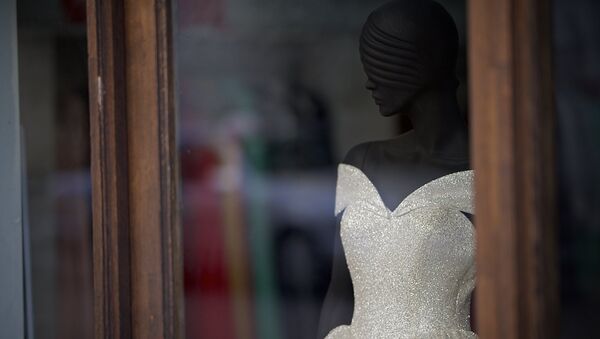 Свадебное платье на манекене в витрине магазина - Sputnik Грузия