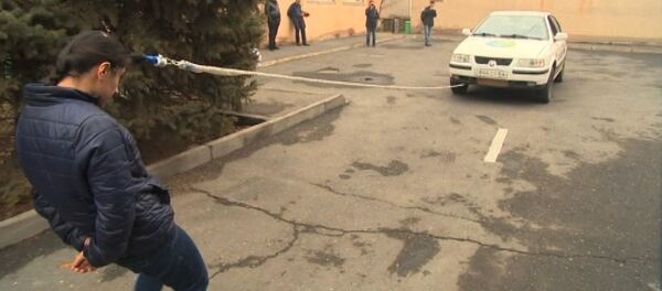 Армянская спортсменка тянет автомобиль с помощью волос Армянская спортсменка тянет автомобиль с помощью волос - Sputnik Грузия