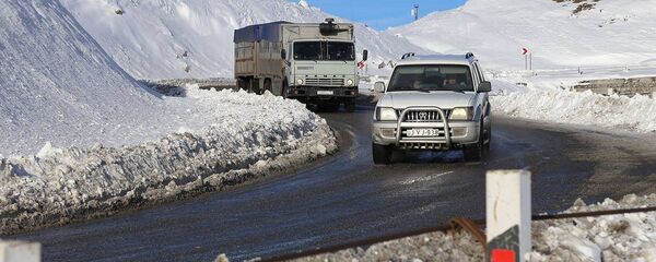 ავტომობილები ე. წ. სამხედრო გზაზე - Sputnik საქართველო