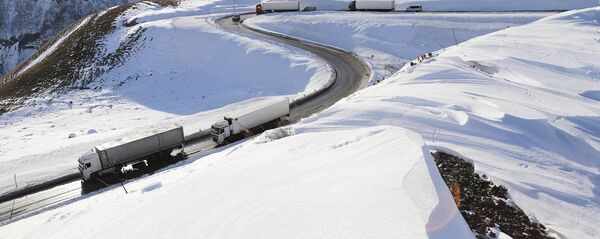 Грузовые трейлеры едут по Военно-Грузинской дороге - Sputnik Грузия