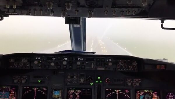 Как сажают самолеты в сильный туман: видео Georgian Airways - Sputnik Грузия