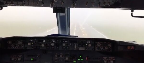 Как сажают самолеты в сильный туман: видео Georgian Airways Как сажают самолеты в сильный туман: видео Georgian Airways - Sputnik Грузия