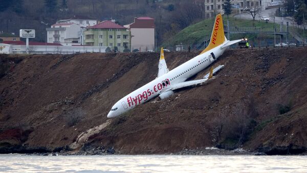 Самолет Pegasus Airlines, который выкатился за взлетную полосу и съехал с обрыва в Турции - Sputnik Грузия