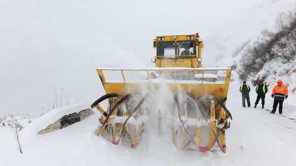 Снегоуборочная машина расчищает снег на одной из дорог Грузии - Sputnik Грузия