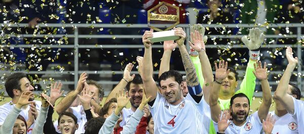 Мэр столицы Каха Каладзе с Зимним Кубком - Sputnik Грузия