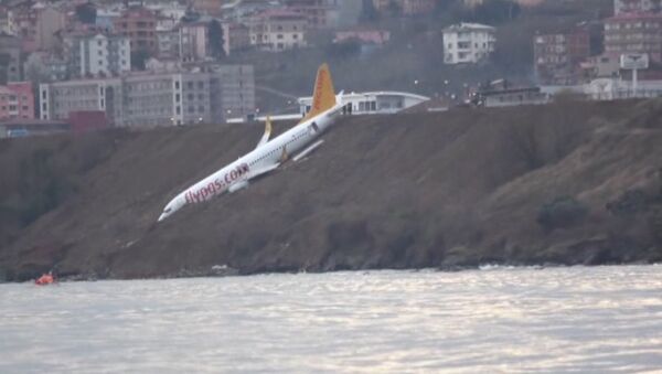 Пассажирский самолет в Турции застрял на склоне над морем. Кадры ЧП - Sputnik Грузия