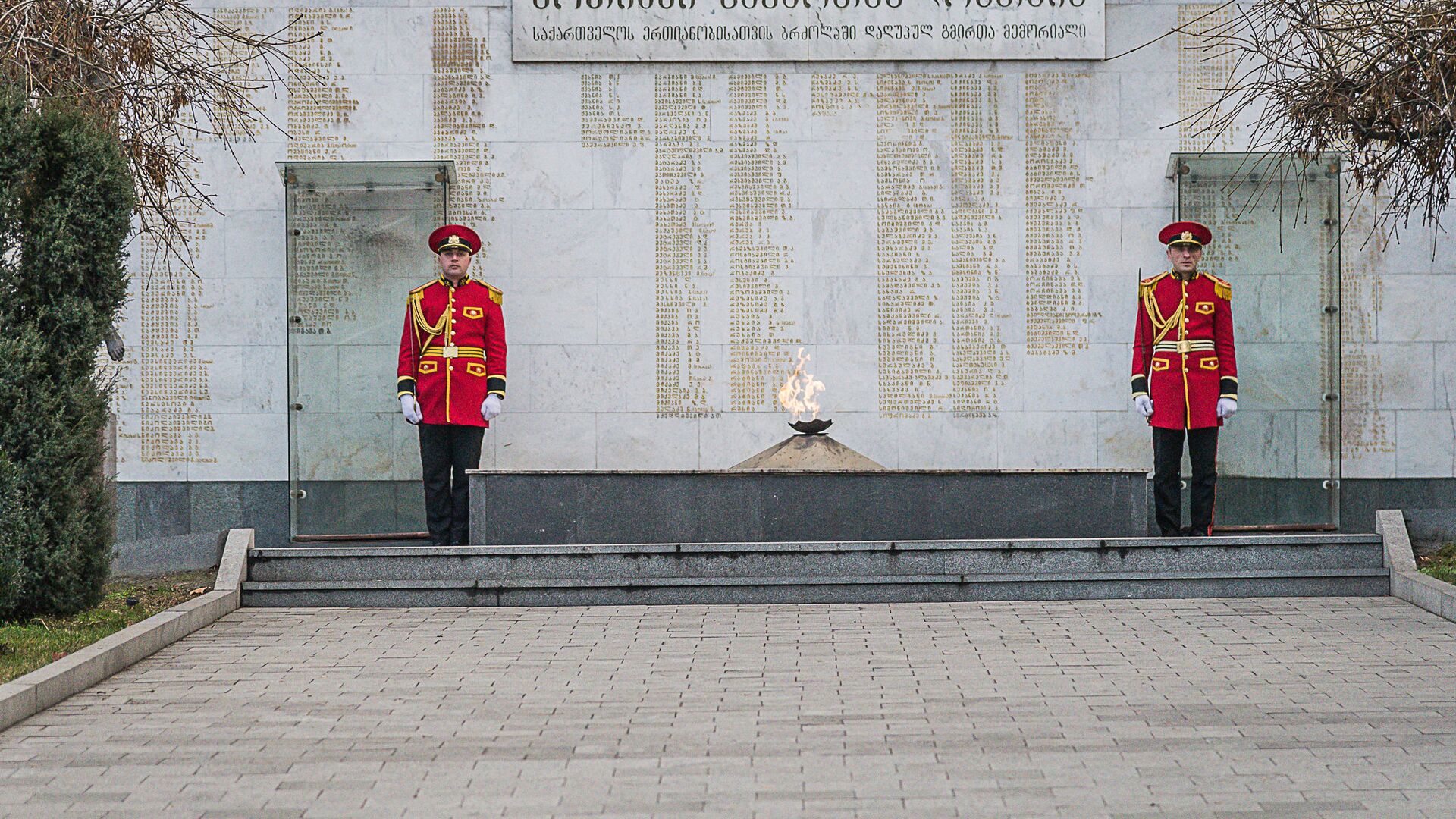 Мемориал павшим в боях за территориальную целостность Грузии на площади Героев - Sputnik Грузия, 1920, 22.03.2023