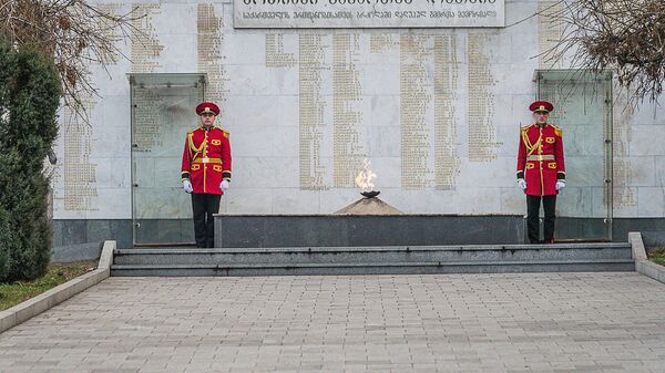 Мемориал павшим в боях за территориальную целостность Грузии на площади Героев - Sputnik Грузия
