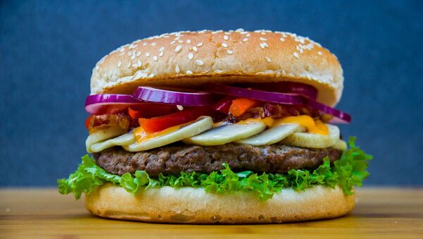 Гамбургер с говяжьим мясом сыром и овощами - Sputnik Грузия