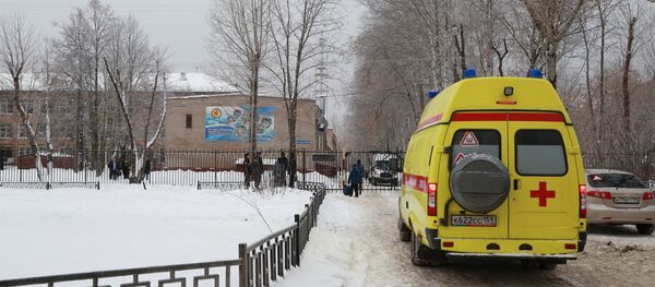 Автомобиль скорой помощи у школы № 127 в Перми - Sputnik Грузия