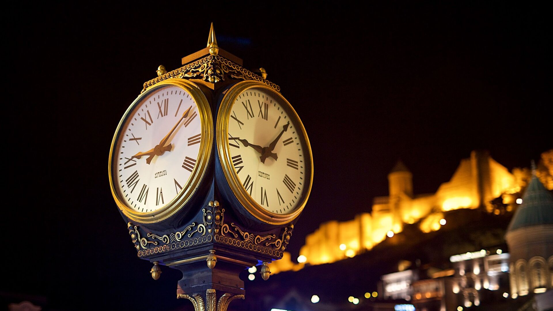 Уличные часы на Мейдане в историческом центре Тбилиси - Sputnik Грузия, 1920, 30.06.2023
