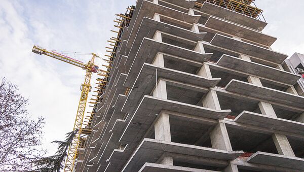 Подъемный кран на строительстве нового многоэтажного жилого дома в грузинской столице - Sputnik Грузия