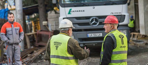 მუშები მრავალსართულიანი სახლის მშენებლობაზე თბილისში მუშები მრავალსართულიანი სახლის მშენებლობაზე თბილისში - Sputnik საქართველო