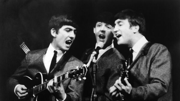 Джордж Харрисон, Пол Маккартни и Джон Леннон во время концерта в Лондоне - Sputnik Грузия