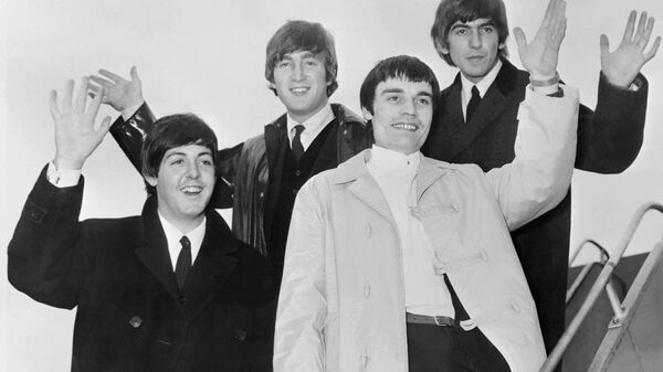 Группа Битлз. На фото (слева направо) - Пол Маккартни, Джон Леннон, Джимми Никол и Джордж Харрисон перед отлетом из Лондона в июне 1964 года, когда они отправляются в турне по Скандинавии. Ринго Старр в то время был болен и его временно заменял барабанщик Джимми Никол - Sputnik Грузия