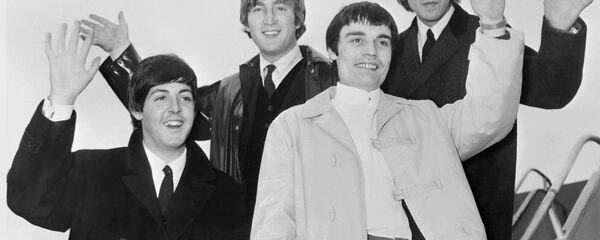 Группа Битлз. На фото (слева направо) - Пол Маккартни, Джон Леннон, Джимми Никол и Джордж Харрисон перед отлетом из Лондона в июне 1964 года, когда они отправляются в турне по Скандинавии. Ринго Старр в то время был болен и его временно заменял барабанщик Джимми Никол Группа Битлз. На фото (слева направо) - Пол Маккартни, Джон Леннон, Джимми Никол и Джордж Харрисон перед отлетом из Лондона в июне 1964 года, когда они отправляются в турне по Скандинавии. Ринго Старр в то время был болен и его временно заменял барабанщик Джимми Никол - Sputnik Грузия