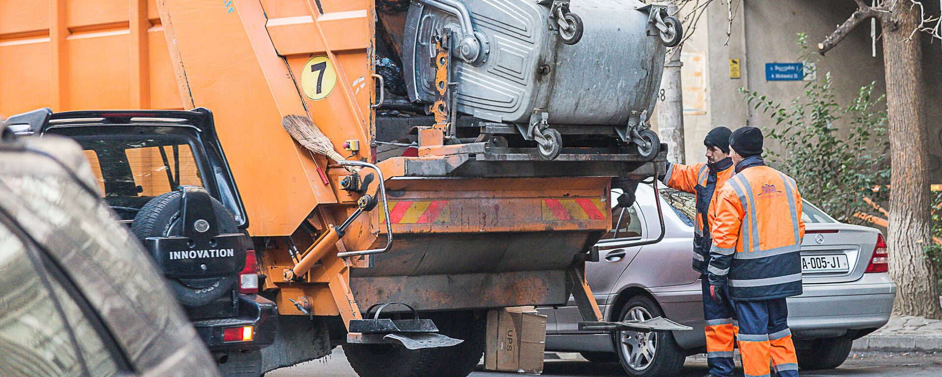  Служба очистки вывозит мусор с тбилисских улиц - Sputnik Грузия, 1920, 04.08.2021