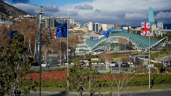 Тбилиси зимним днем - площадь Европы и вид на центр города - Sputnik Грузия