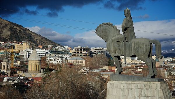 Зимний Тбилиси - вид на памятник Вахтангу Горгасали и центральную часть столицы - Sputnik Грузия