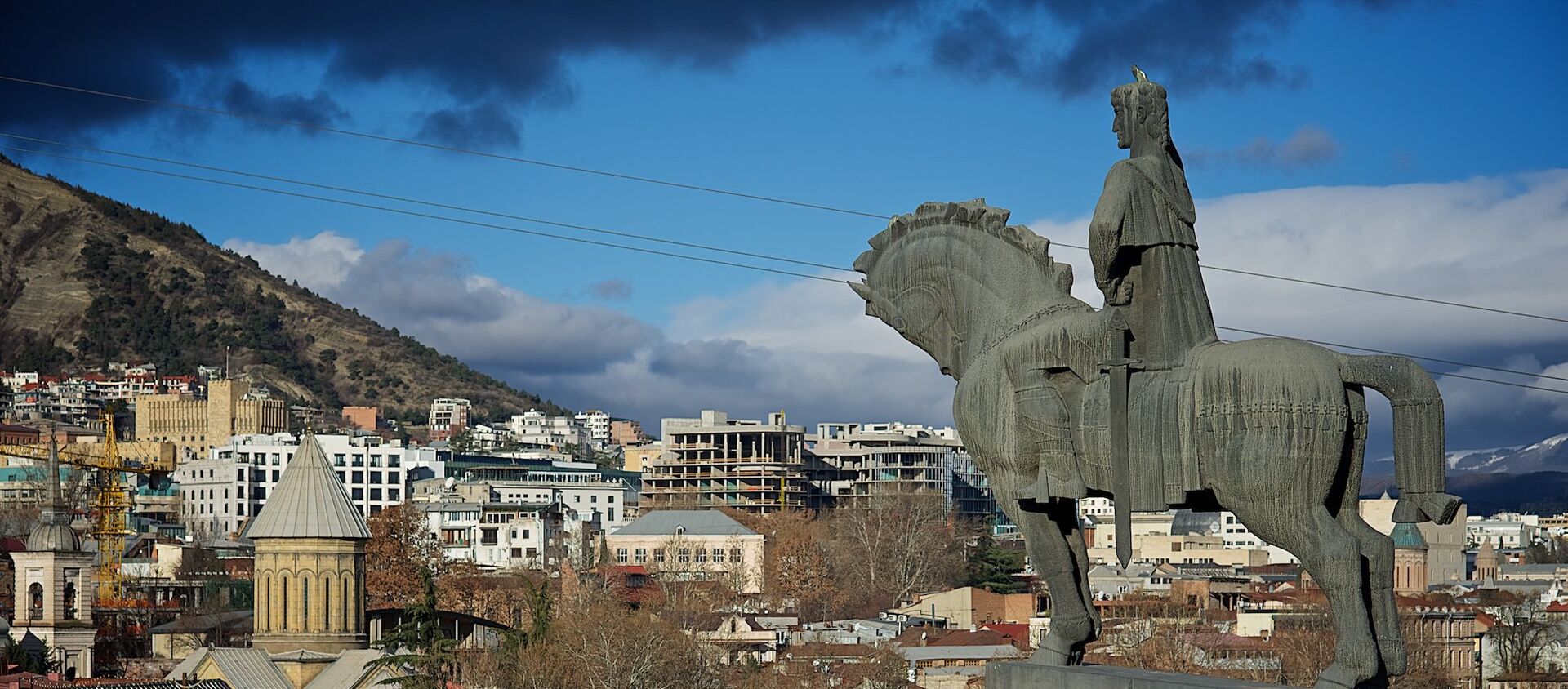 Зимний Тбилиси - вид на памятник Вахтангу Горгасали и центральную часть столицы - Sputnik Грузия, 1920, 02.04.2021
