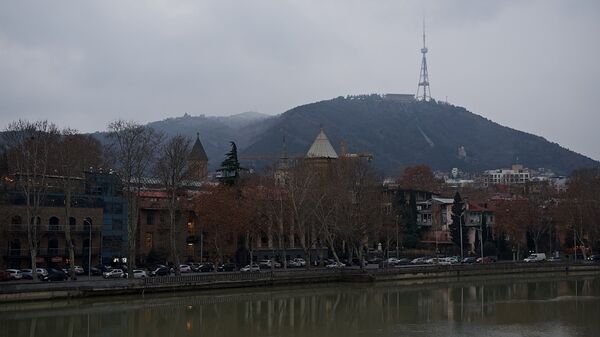 Вид на центр Тбилиси - набережная в пасмурную погоду - Sputnik Грузия