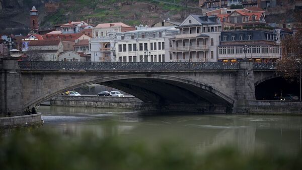 Вид на центр Тбилиси в пасмурную погоду - Метехский мост и Мейдан - Sputnik Грузия