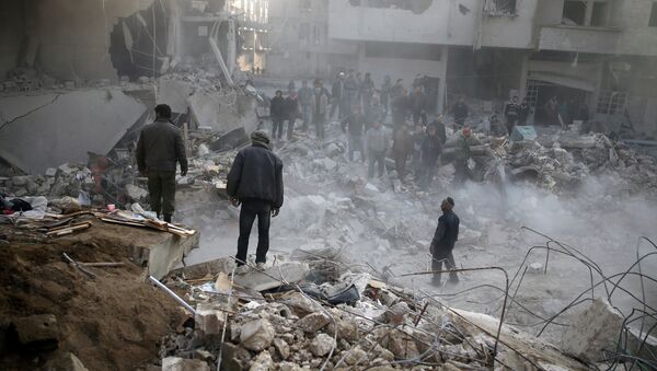 Жители стоят на фоне разбомбленных зданий в городе Гамория, Дамаск, Сирия - Sputnik Грузия