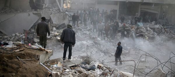 Жители стоят на фоне разбомбленных зданий в городе Гамория, Дамаск, Сирия - Sputnik Грузия