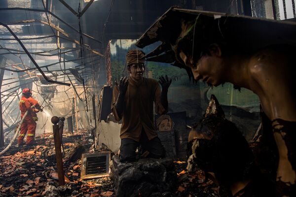 Пожарные ликвидируют оставшиеся очаги огня после сильного пожара в Музее Бахари в Джакарте, Индонезия - Sputnik Грузия