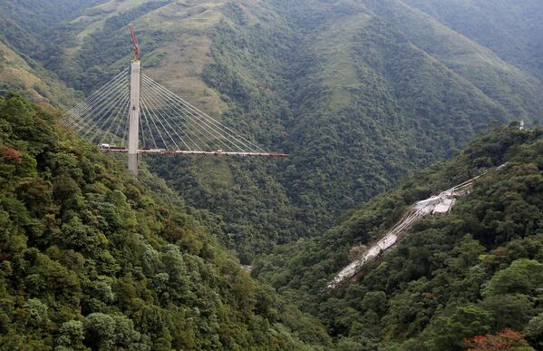 В Колумбии обрушился строящийся мост, погребя под обломками рабочих. Катастрофа, повлекшая за собой человеческие жертвы, произошла в Чираджаре около Боготы - Sputnik Грузия