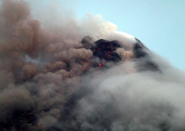 Вулкана Майон, просыпаясь, извергает клубы дыма и золы в городе Легазпи, провинция Албай, к югу от Манилы, Филиппины - Sputnik Грузия