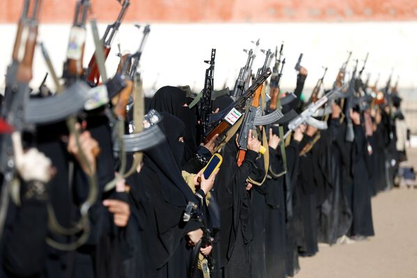Вооруженные женщины, представляющие одно из мусульманских радикальных течений, участвуют в собрании в Сане, Йемен - Sputnik Грузия