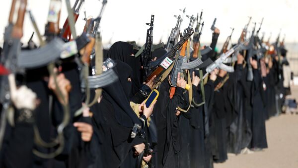 Вооруженные женщины, представляющие одно из мусульманских радикальных течений, участвуют в собрании в Сане, Йемен - Sputnik Грузия