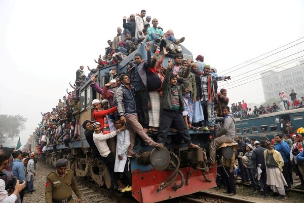 Переполненный людьми поезд покидает железнодорожную станцию Тонги после завершения массовой молитвы Бишва Ийтема на собрании мусульман на берегах реки Тураг в Тонги, недалеко от Дакки, Бангладеш - Sputnik Грузия
