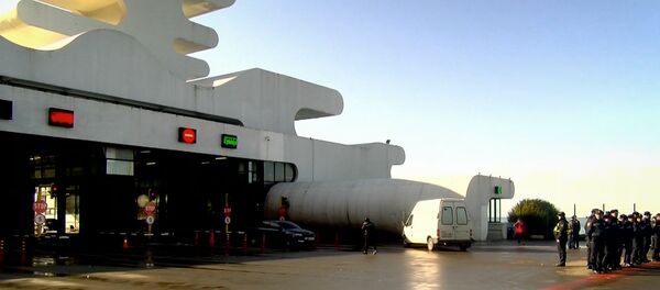 Сотрудники полиции у ТПП Сарпи на грузино-турецкой границе - Sputnik Грузия