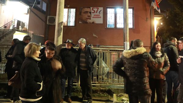 Представители общественности участвуют в траурной акции в память об убитом лидере косовских сербов Оливере Ивановиче перед его домом в Косовской Митровице, Сербия - Sputnik Грузия