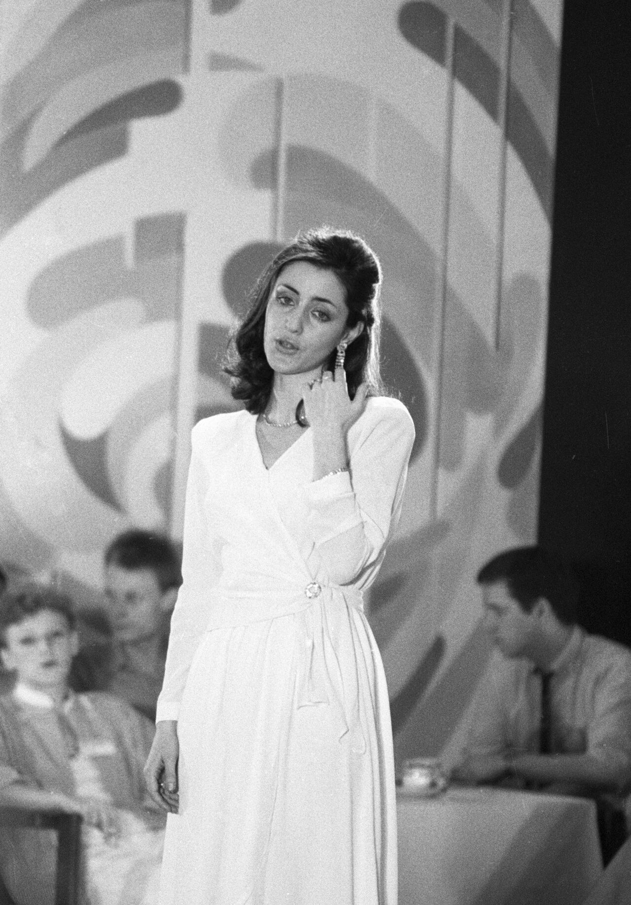 Шұлық пен мини юбкадағы үйдегі секс