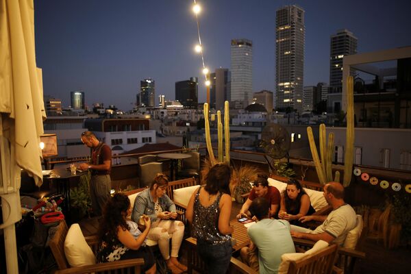 Люди в баре на крыше отеля Brown в Тель-Авиве, Израиль - Sputnik Грузия