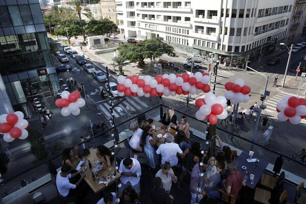 Люди празднуют день рождения своего друга на крыше бара Speakeasy в Тель-Авиве - Sputnik Грузия