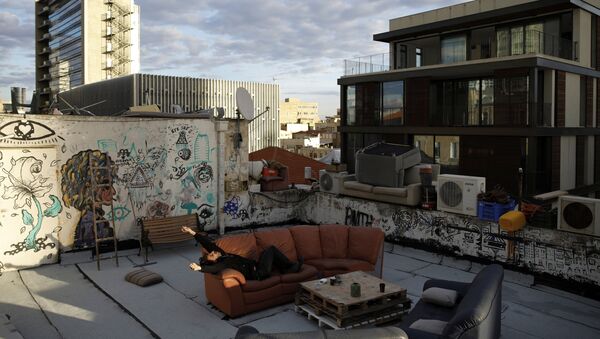 Житель Тель-Авива 26-летний Гай Эльхадад отдыхает на диване на крыше своего дома. Для Гая его крыша - это творческий инкубатор. Как он говорит, на крыше мы можем делать все, что хотим, потому что нам не нужно одобрение других. Он и два соседа по квартире занимаются на крыше йогой, музыкой и искусством. Также они сделали проход через крышу для других жителей и постарались украсить это пространство - Sputnik Грузия