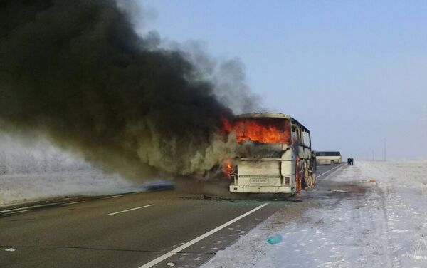Автобус горит на трассе Самара - Шымкент в Иргизском районе Актюбинской области в Казахстане. - Sputnik Грузия