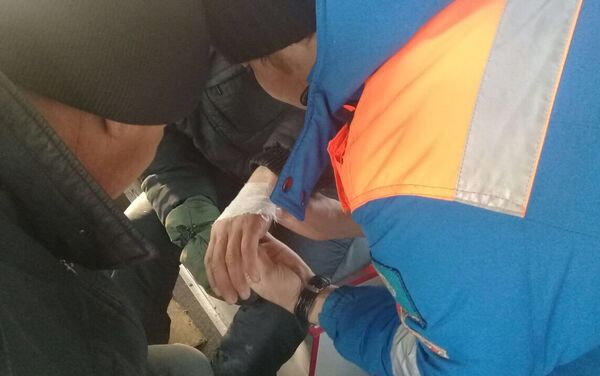 Оказание медицинской помощи пассажиру, пострадавшему при возгорании автобуса на трассе Самара - Шымкент в Иргизском районе Актюбинской области в Казахстане. - Sputnik Грузия