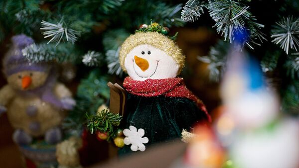 Игрушечный снеговик под новогодней елкой - Sputnik Грузия