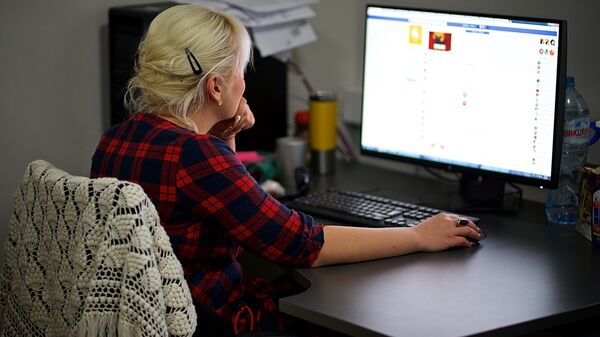 Девушка работает за компьютером - Sputnik Грузия