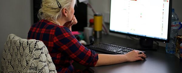 Девушка работает за компьютером Девушка работает за компьютером - Sputnik Грузия