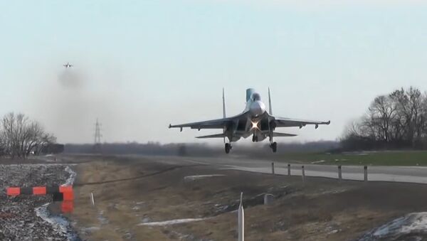 Боевые самолеты приземлились на шоссе под Ростовом - Sputnik Грузия