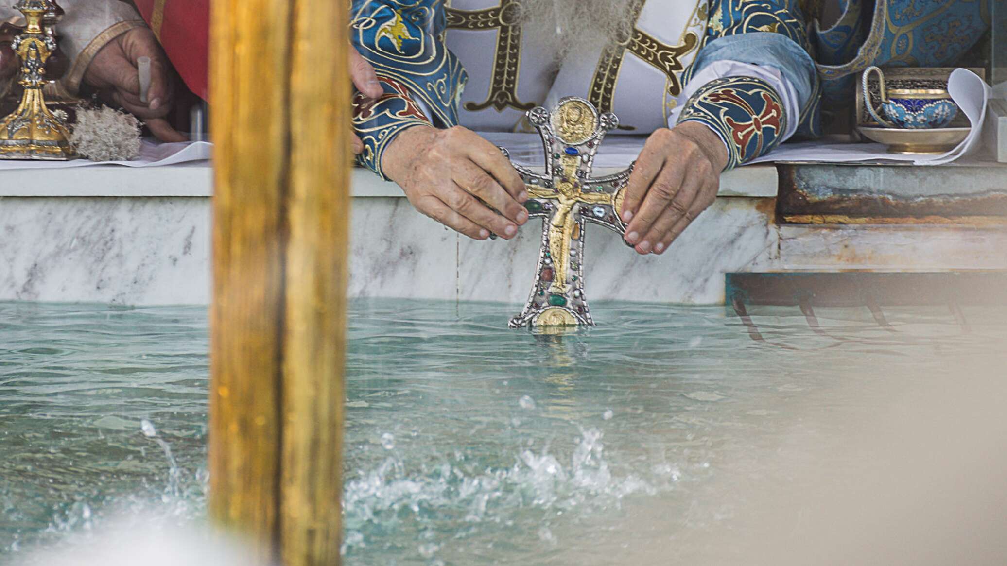 Патриарх Илия 2 крестит