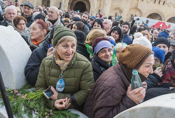Люди ждут, когда священнослужители проведут обряд освящения воды - Sputnik Грузия