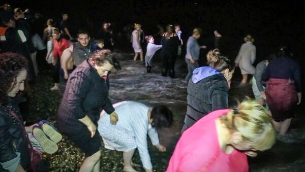 В Батуми состоялось массовое купание людей в море в связи с праздником Крещения Господня - Sputnik Грузия